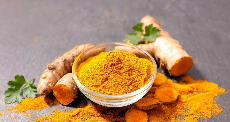 Chống lại sự phát triển của ung thư: Trong một ấn phẩm về Dinh dưỡng, các nhà khoa học đã tuyên bố rằng chất curcumin có khả năng chống ung thư, nó có thể phá hủy các con đường truyền tín hiệu của tế bào mà các tế bào ung thư tích tụ và hình thành khối u.