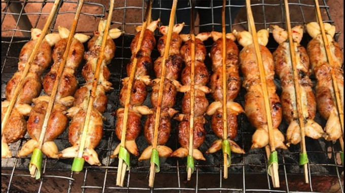 Để thịt ếch vẫn giữ được độ ngọt và tươi, người nướng phết lên trên bề mặt một loại sốt được làm bằng đường thốt nốt, để giữ lại vị ngọt tự nhiên của thịt ếch mà không bị khô hay teo lại.