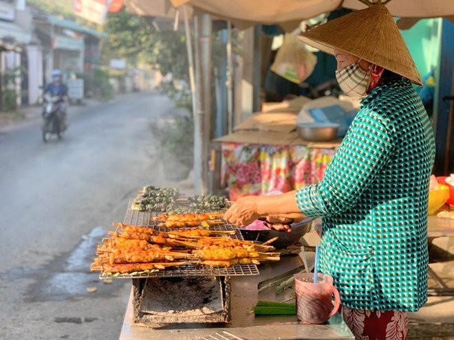 Cứ tầm 3 giờ chiều, bếp than nướng ếch ở các khu chợ An Lợi, sóc Phnom Pi (Châu Lăng), dọc đường tỉnh lộ 948 về hướng Châu Đốc nghi ngút khói, mùi ếch nướng thơm lừng xộc thẳng vào mũi, kích thích vị giác. Người đi đường không cưỡng lại được phải ghé vào mua ủng hộ vài xâu ếch nướng.