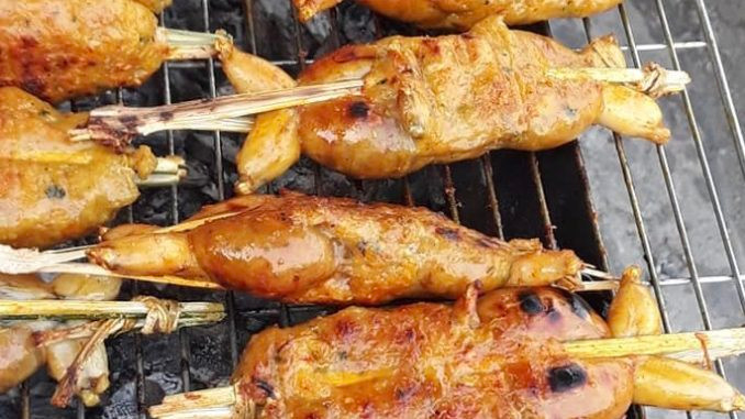 Đây là một món ăn vặt, góp phần cải thiện thêm thu nhập của người Khmer nơi đây, ngoài ra còn níu chân du khách khi đến tham quan vùng Bảy Núi. Ảnh: Internet.