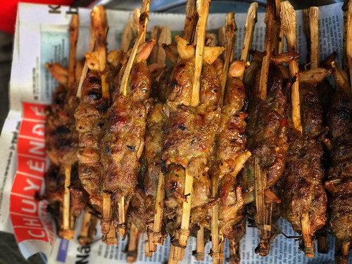 Sau khi ếch được nhồi thịt, tẩm ướp gia vị, người ta sử dụng kẹp tre để gắp ếch rồi nướng trên than đỏ lửa.