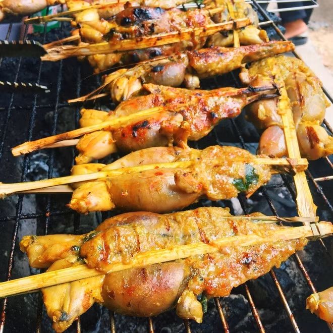 Chỉ qua 2-3 lần trở tay, thịt ếch đã bắt đầu săn lại, mỡ từ thịt ếch tươm ra, chảy vào than nổ lách tách, mùi thơm tỏa ra cuốn hút những thực khách gần xa.