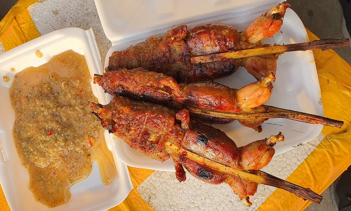 Khâu nướng là cả một sự kì công và đặt hết cái tâm của người nướng, lửa quá to thịt ếch sẽ bị ám khói, khi ăn sẽ có mùi hôi, lửa chỉ được riu riu vừa đủ, khi nướng phải xem chừng và trở đều liên tục để thịt ếch được chín vàng đều.