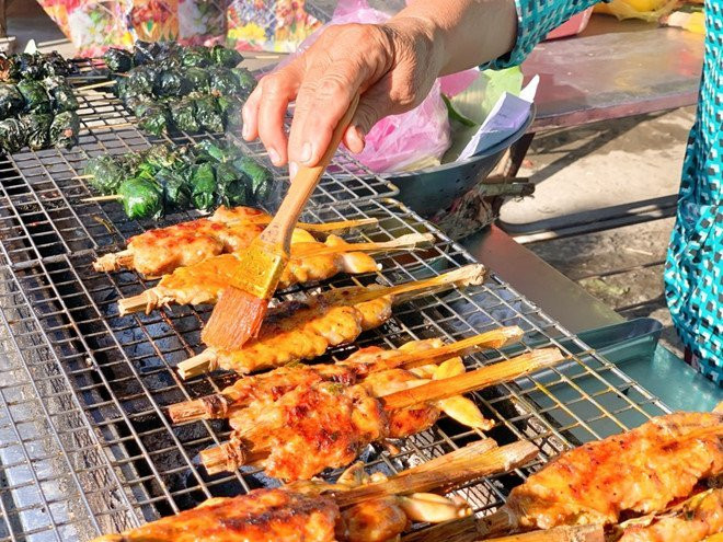 Ếch được bắt về sau một đêm đi soi của những người đàn ông Khmer. Sau khi được lột sạch lớp da sần sùi, làm sạch ruột, những con ếch nhỏ sẽ được bằm nhuyễn chung với thịt ba rọi, sả, ớt, một ít nghệ tươi tạo màu vàng bắt mắt cho món ăn, thêm chút lá chúc để tạo mùi hương thơm ngát.