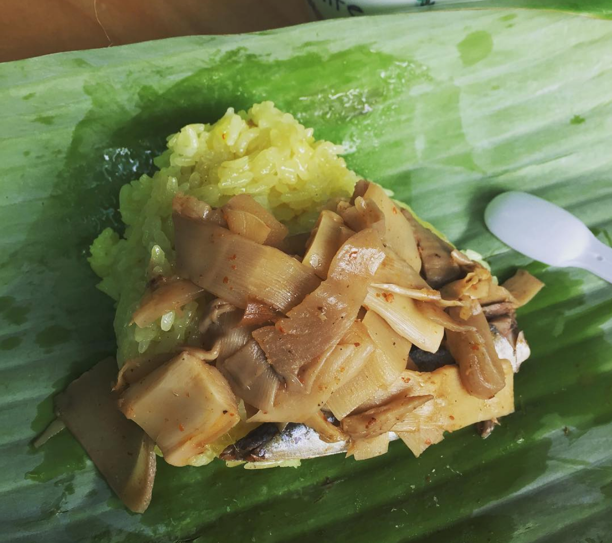 Xôi măng Kon Tum quyến rũ thực khách bởi màu sắc quyến rũ của măng rừng cùng gạo nếp trộn nghệ cùng hương vị thơm ngon, đặc biệt đã khiến thực khách ăn một lần, nhớ cả đời.