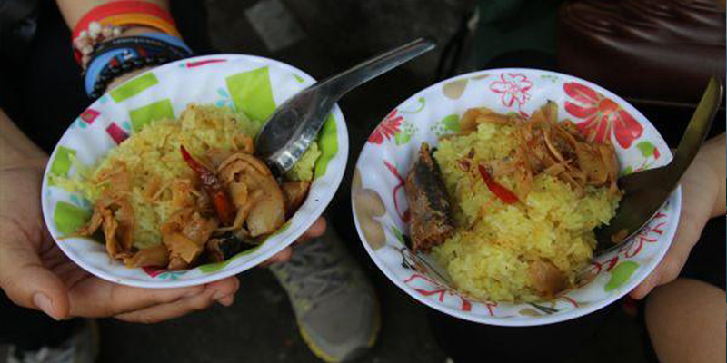 Đến với Kon Tum, thật thiếu sót nếu không nếm thử hương vị của xôi măng nơi đây. Bởi cái vị chua chua, cay the và dịu ngọt của xôi và măng rừng, chỉ có riêng Kon Tum mới làm bạn xuyến xao “nhớ mãi một chuyến đi”.