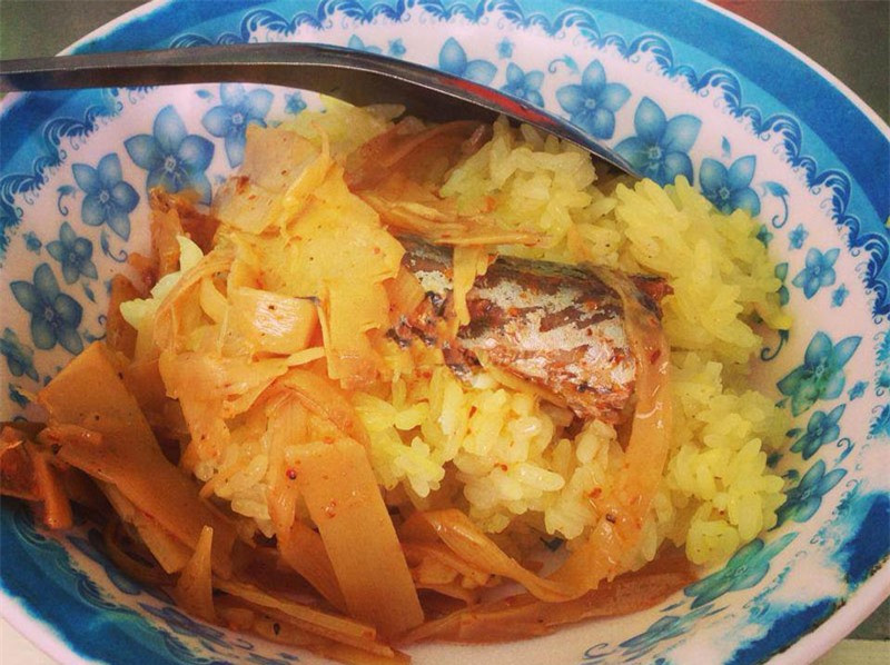 Hai thứ không thể thiếu để làm xôi măng, đó là gạo nếp và măng rừng. Tưởng đơn giản mà lại cầu kì.