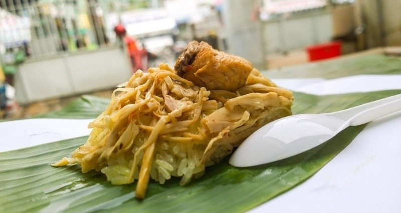 Kon Tum nhiều núi rừng, măng nhiều và ngon. Măng chọn loại tươi lấy từ trên rừng về, bỏ vỏ, rửa sạch, thái miếng vừa ăn. Sau khi sơ chế để loại bỏ bớt mùi ngái thì cho vào xào với gia vị cho ngấm đẫm.