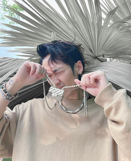 Nam diễn viên Tuấn Trần cũng chọn mẫu túi mini bé xíu để phối đồ street style.