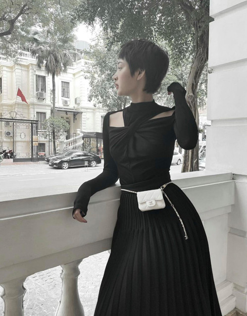 Túi đeo hông xinh xắn thiết kế trên da bê được Hiền Hồ sử dụng cùng bộ váy tông màu tương phản.