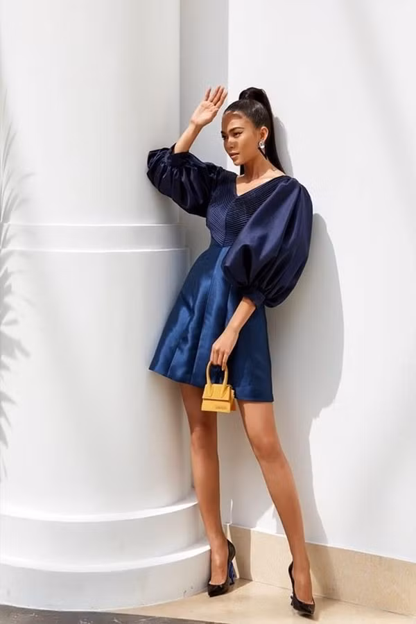 Mâu Thủy cũng mix chiếc túi mini màu vàng làm điểm nhấn ấn tượng cho bộ cánh màu tối. Ảnh: Internet.