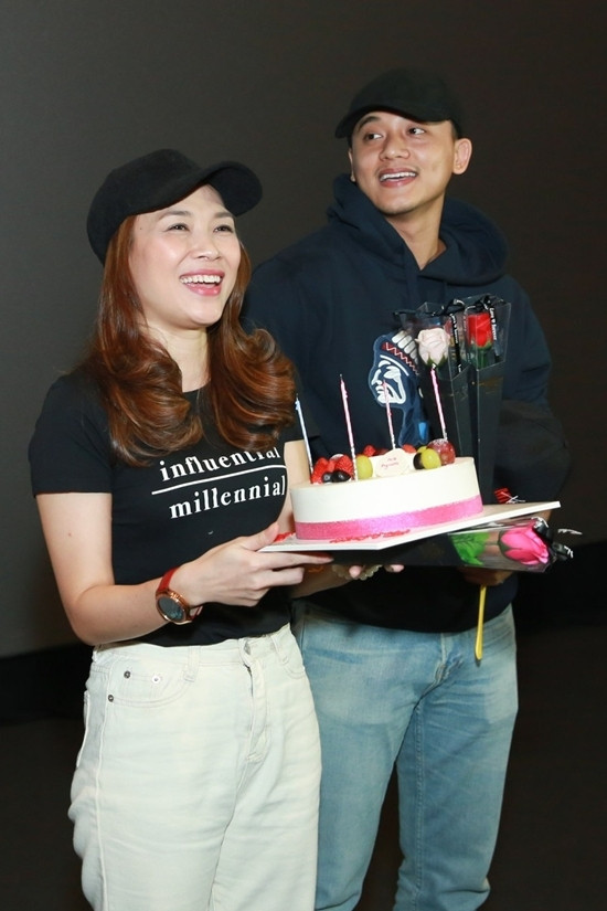 Cặp nghệ sĩ mặc áo đồng màu và đội mũ đôi trong một buổi giao lưu với người hâm mộ.