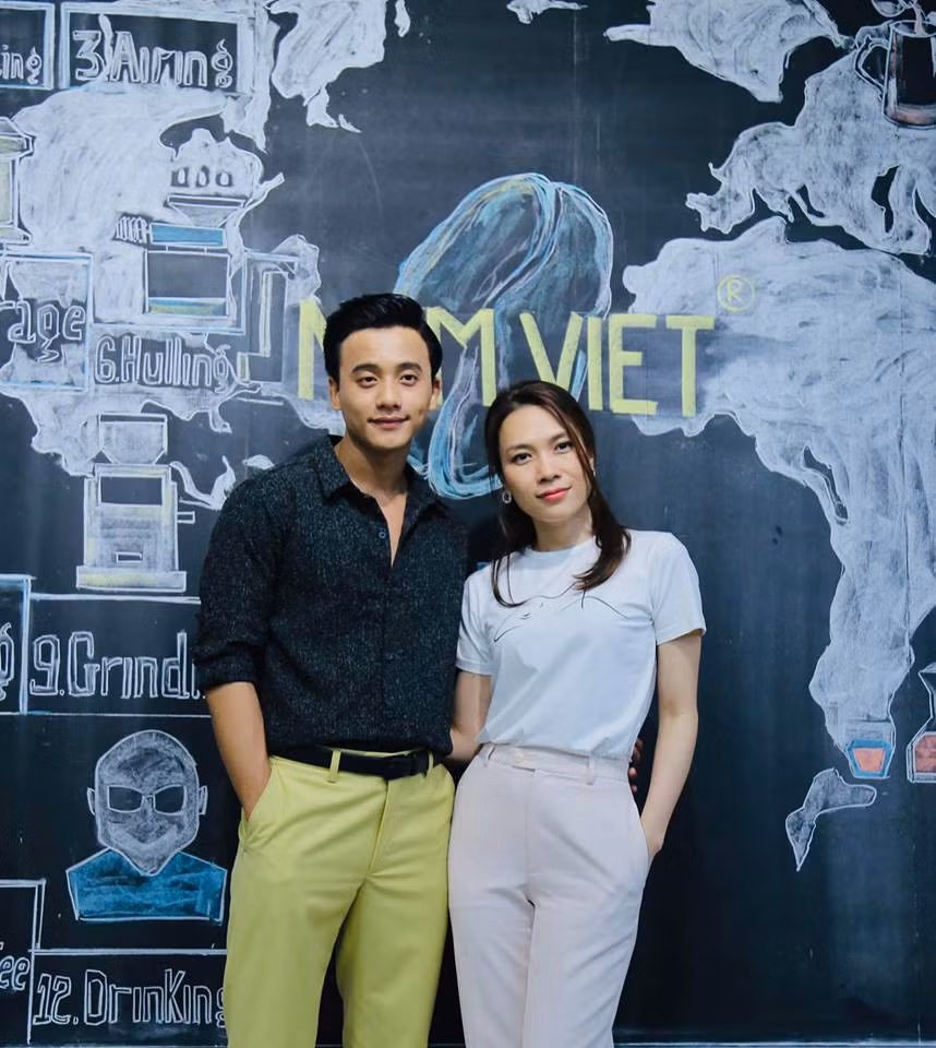 Khi chị đẹp chọn màu trắng thì anh lại chọn màu đen đồng điệu.