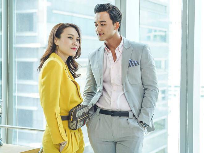 Khi Mỹ Tâm diện vest vàng nổi bật thì Mai Tài Phến chọn suit màu nhạt làm nền cho bạn gái.