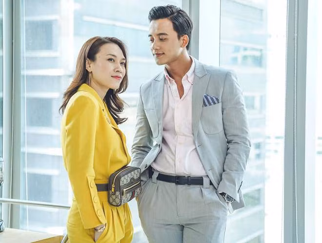 Khi Mỹ Tâm diện vest vàng nổi bật thì Mai Tài Phến chọn suit màu nhạt làm nền cho bạn gái.