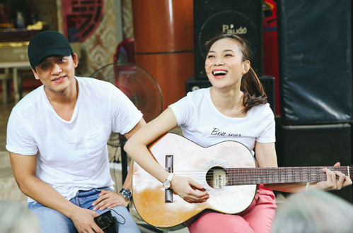 Cả hai cũng thường diện áo đôi, xuất hiện trước công chúng.