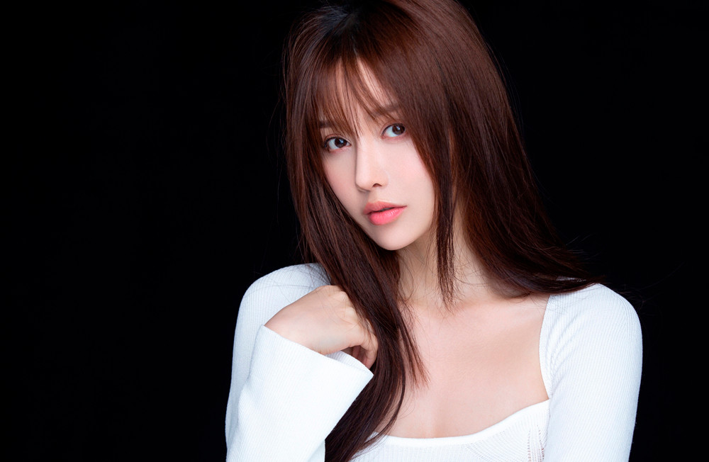 Mỹ nhân Hoa ngữ cho rằng, "dao kéo" ở thời nay là điều hết sức bình thường trong làng giải trí nên cô đã tới một bệnh viện thẩm mỹ ở Quảng Châu để tiến hành "trùng tu nhan sắc".