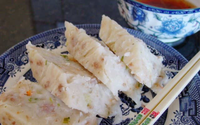 Người làm bánh bào củ cải thành sợi, vắt nước, xào sơ rồi trộn với bột, tùy theo khẩu vị có thể thêm tôm khô, nấm đông cô, ngũ vị hương, lạp xưởng rồi đem hấp chín. Bánh đạt chuẩn có mặt bóng, bột mịn, mềm và thơm, ăn lạ miệng hơn khi chiên. Ảnh: IT.