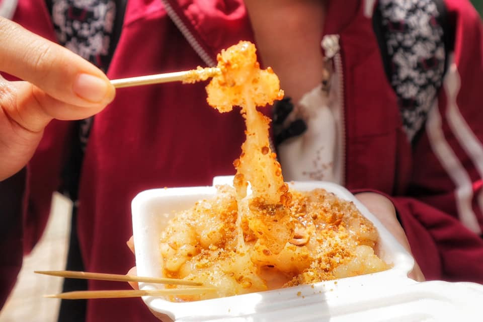 Bánh Calochia Triều Châu: Món này dẻo dẻo tương tự như món bánh dày nhưng lớp vỏ được chiên nên cháy xém hấp dẫn. Thành phần chính của bánh là bột dẻo được đặt sẵn trên chảo.