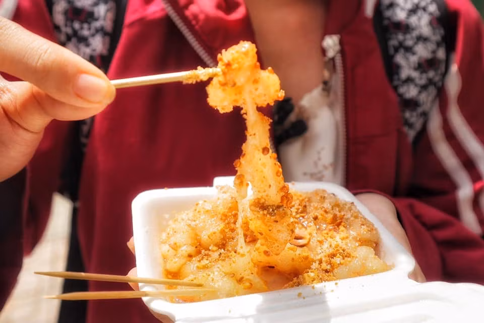 Bánh Calochia Triều Châu: Món này dẻo dẻo tương tự như món bánh dày nhưng lớp vỏ được chiên nên cháy xém hấp dẫn. Thành phần chính của bánh là bột dẻo được đặt sẵn trên chảo.