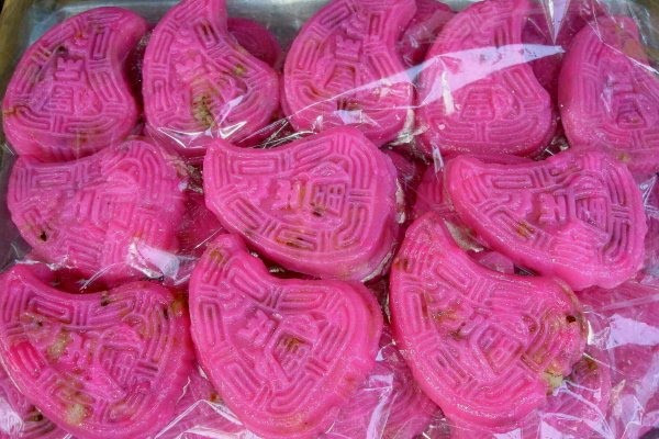 Bánh có màu hồng tía giống trái đào nên còn được xem là biểu tượng cho sự may mắn và trường thọ. Người Tiều cũng thường mua bánh lá liễu cúng trong ngày giỗ.