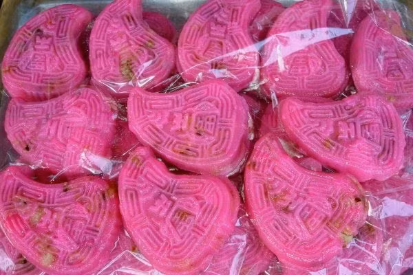 Bánh có màu hồng tía giống trái đào nên còn được xem là biểu tượng cho sự may mắn và trường thọ. Người Tiều cũng thường mua bánh lá liễu cúng trong ngày giỗ.