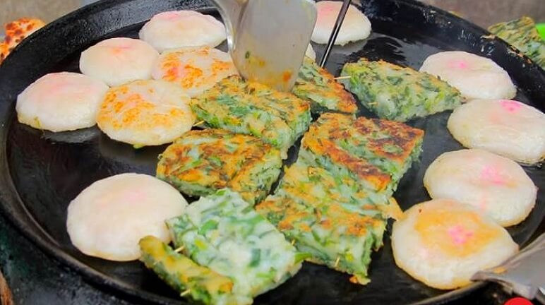 Bánh hẹ: Bạn sẽ dễ dàng tìm thấy món bánh độc lạ này tại xe bán bánh hẹ đường Lê Quang Dung, đối diện Chùa Bà Thiên Hậu, quận 5. Đây là xe bán bánh hẹ lâu đời và nổi tiếng trong khu Chinatown Sài Gòn.