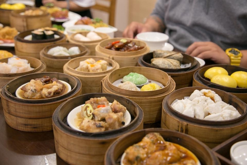 Dimsum: Vốn là món điểm tâm truyền thống của người Quảng Đông, Trung Quốc, được đựng trong một chiếc lồng hấp nóng hổi. Giờ đây, Dimsum đã trở thành món ăn làm nao lòng biết bao tín đồ ẩm thực trên thế giới.