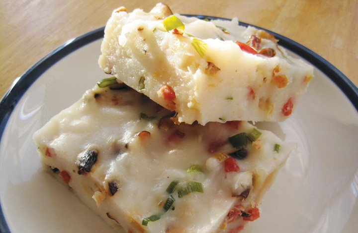 Bánh củ cải được xem là món ăn may mắn đầu năm của người Triều Châu. Bánh làm từ bột nếp, củ cải trắng là chính.