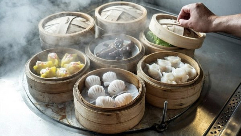 Dimsum là tổng hợp các món bánh điểm tâm bao gồm: Há cảo, bánh bao, xíu mại, sủi cảo… Không chỉ được hấp truyền thống, Dimsum còn được biến tấu bằng cách chiên hoặc luộc. Một phần Dimsum hấp dẫn không thể thiếu được chén nước chấm xì dầu được pha với dấm chua, thêm ít ớt tươi cùng gừng thái sợi.