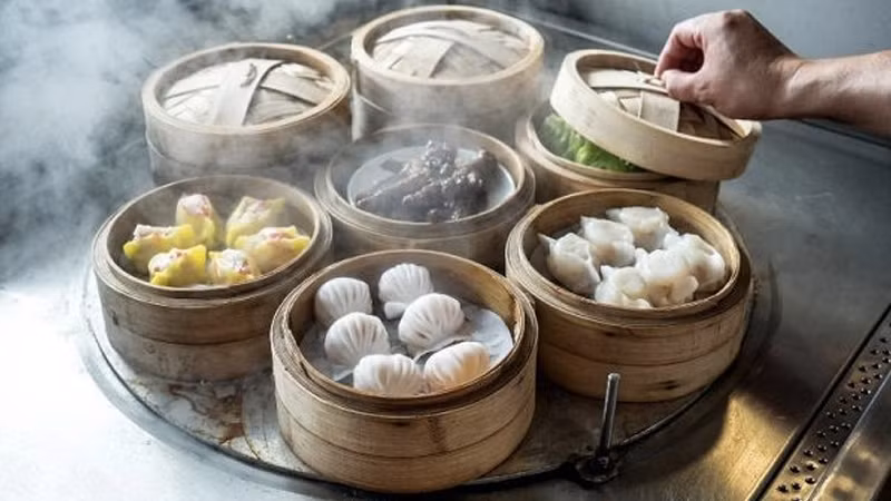 Dimsum là tổng hợp các món bánh điểm tâm bao gồm: Há cảo, bánh bao, xíu mại, sủi cảo… Không chỉ được hấp truyền thống, Dimsum còn được biến tấu bằng cách chiên hoặc luộc. Một phần Dimsum hấp dẫn không thể thiếu được chén nước chấm xì dầu được pha với dấm chua, thêm ít ớt tươi cùng gừng thái sợi.