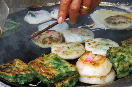 Có nhiều lựa chọn như bánh hẹ trứng, bánh hẹ vuông, bánh khoai môn, bánh củ sắn ăn kèm với đồ chua và nước chấm thơm ngon. Vỏ bánh mỏng, chiên lên có mùi thơm hấp dẫn, ngoài giòn trong mềm dai, đậm vị hẹ.