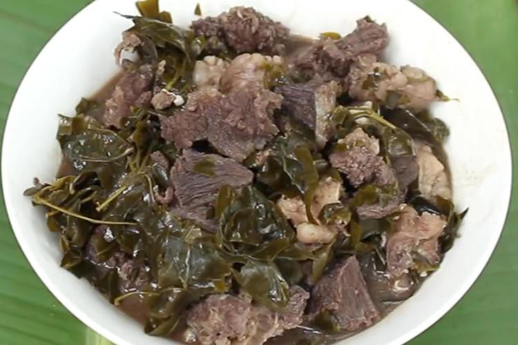 Thịt trâu nấu lá lồm là đặc sản của người Mường ở Hòa Bình. Đây là món ăn dân dã, mang đậm hương vị đặc trưng của núi rừng Tây Bắc. mang đậm hương vị dịu ngọt của thịt trâu, thanh chua dịu nhẹ của lá lồm. Ảnh: Internet.