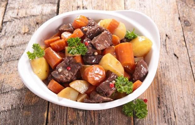 Thịt trâu hầm rau củ: Món thịt trâu hầm rau củ có tác dụng tốt trong việc bồi bổ khí huyết, tăng cường sức mạnh gân cốt và bổ sung thêm các vitamin, dưỡng chất cần thiết cho cơ thể. Vì vậy, nếu có thời gian, hãy làm món thịt trâu hầm rau củ cho cả nhà cùng bồi bổ sau những ngày làm việc, học tập vất vả.