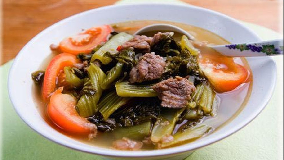 Thịt trâu nấu dưa chua: Vị chua của dưa muối cũng góp phần tạo cho món ăn sự thơm ngon hơn. Thịt trâu mềm mềm, dai dai và ngọt ngọt kết hợp với một vài miếng dưa chua giòn giòn chắc chắn sẽ đưa cơm hơn rất nhiều. Thử ngay món này khi thời tiết se lạnh để cảm nhận rõ sự tuyệt vời của món ăn.