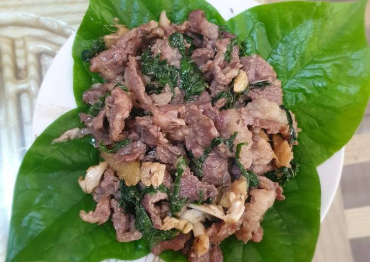 Thịt trâu xào lá lốt: Chỉ với vài lạng thịt mông hoặc bắp trâu, thêm củ hành tây, củ tỏi ta và 2 bó lá lốt là các bạn đã có thể nhanh chóng vào bếp thực hiện món thịt trâu xào lá lốt. Món ăn này vừa thơm ngon, nhanh gọn lại đưa cơm. Rất phù hợp cho các bà nội trợ chế biến sau những giờ đi làm bận rộn mà vẫn đảm bảo đủ dinh dưỡng cho bữa ăn gia đình.