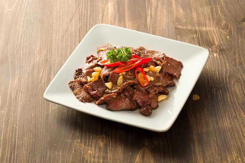 Thịt trâu xào tỏi: Nếu như các bạn quá bận rộn và vội vàng cho việc chuẩn bị thêm các loại nguyên liệu để nấu cùng với thịt trâu, vậy thì hãy làm ngay món thịt trâu xào tỏi. Chỉ cần với tỏi và các gia vị như nước mắm, bột nêm và đặc biệt là đường, món thịt trâu xào tỏi vừa mềm, vừa thơm, chế biến lại nhanh.