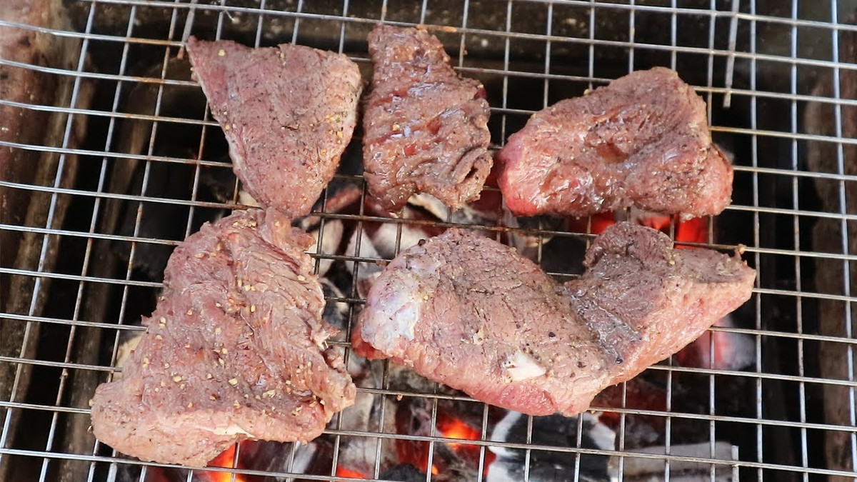 Thịt trâu nướng tảng: Gọi là thịt trâu nướng tảng nhưng “tảng” ở đây chỉ là miếng thịt cỡ khoảng 100gr – 200gr để nguyên cho vào nướng. Sau khi tẩm ướp gia vị đầy đủ, thịt trâu sẽ được nướng trong thời gian phù hợp, vừa chín kỹ bên trong lại không quá cháy xém bên ngoài. Ăn kèm cùng với một số loại rau sống là thơm ngon nhất.