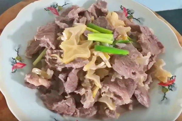 Thịt trâu xào khế: Lưu ý nên bỏ phần rìa của khế trước khi thái thành những lát mỏng để chế biến. Còn thịt trâu thì thái thành những miếng mỏng bản to cho cân xứng với độ dẹt tròn của miếng khế.