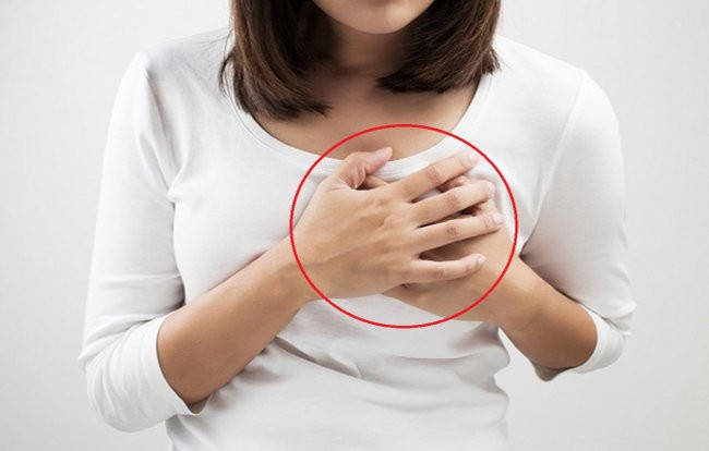 10. Thay đổi ở ngực: Nếu thấy có khối u ở ngực hoặc ở nách, thay đổi màu da ở ngực bạn nên chú ý đi khám sớm vì nó có thể là dấu hiệu của ung thư vú. Ảnh: IT.