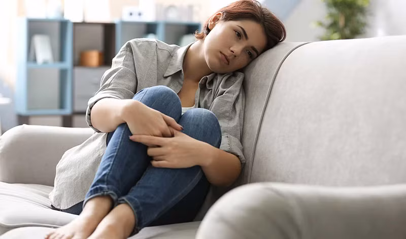 4. Mệt mỏi thường xuyên: Công việc quá tải hoặc gặp những vấn đề khó khăn có thể khiến bạn mệt mỏi. Nhưng nếu nghỉ ngơi rồi vẫn không cảm thấy khỏe hơn thì bạn nên đi khám để tìm ra nguyên nhân.