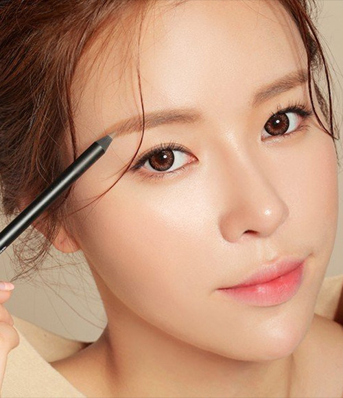 Để trang điểm thật tự nhiên, bạn hãy dùng một chút màu mắt nâu nhẹ nhàng tán mỏng lên vùng mí mắt và hốc mắt. Sau đó, bạn có thể tạo điểm nhấn với một chút nhũ mắt màu sáng.