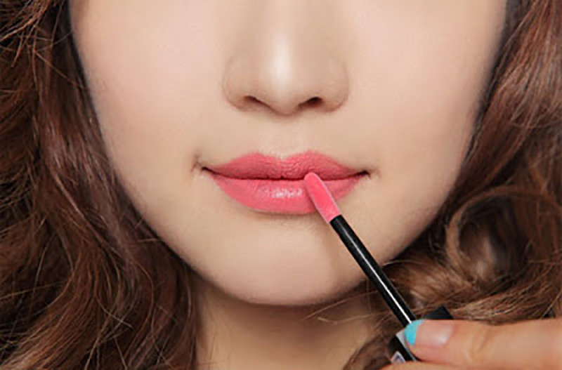Để diện mạo dịu dàng, nữ tính nhất, hãy chọn màu son tươi sáng, với chất son mềm mại, cho bạn làn môi căng mọng đầy lãng mạn.