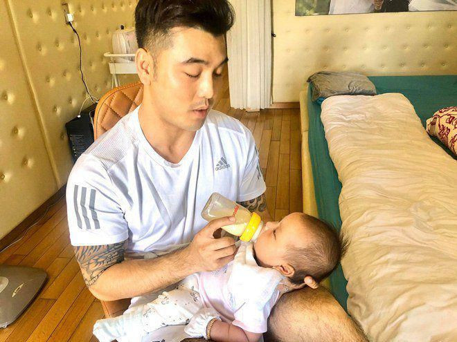 Ưng Hoàng Phúc cũng là một ông bố đảm đang, chăm con cực khéo.