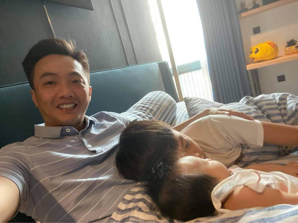 Khoảnh khắc Cường Đô La chơi đùa cùng con gái Suchin và con trai Subeo.