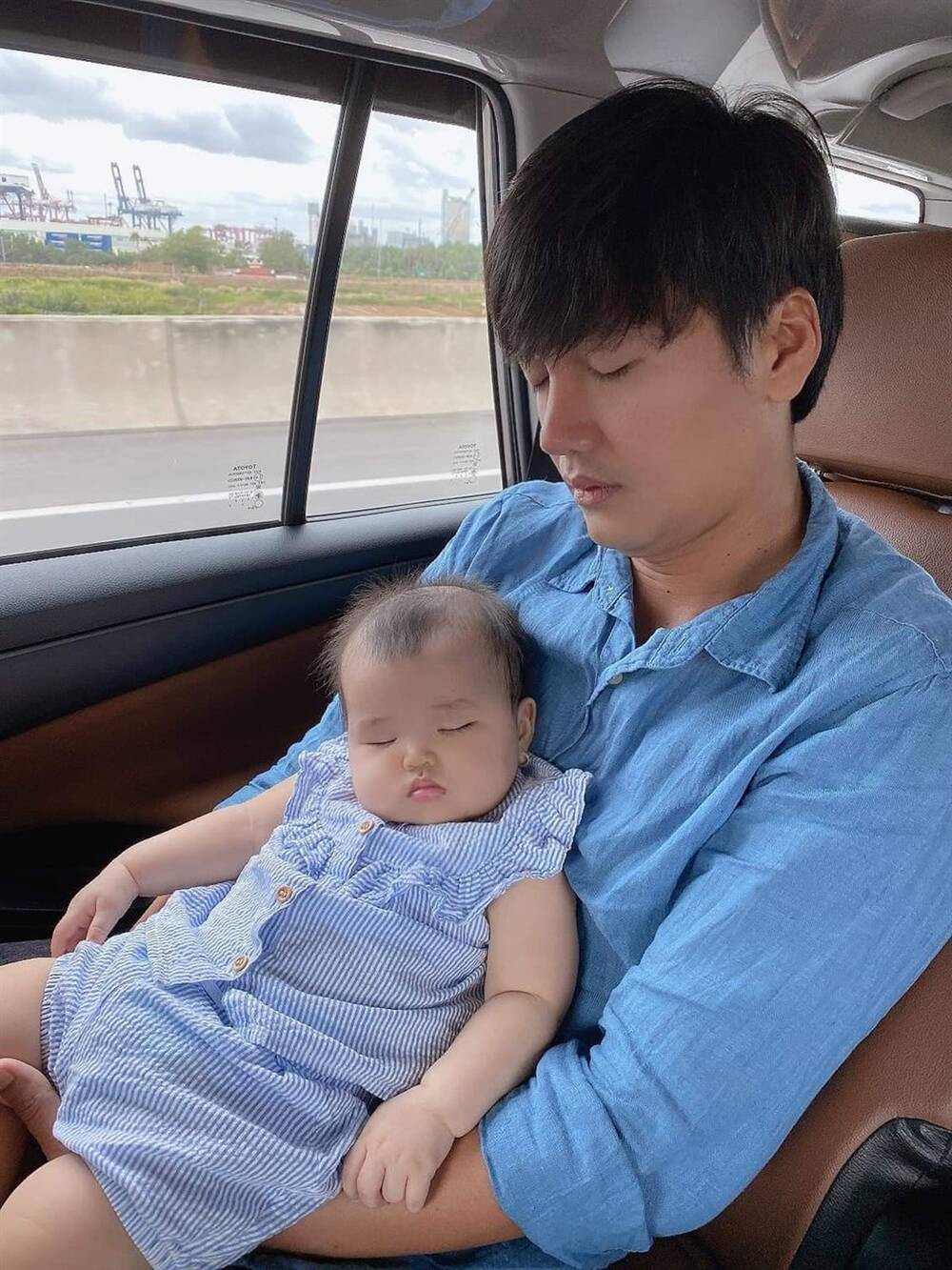 Khoảnh khắc đáng yêu khi hai cha con diễn viên Quang Tuấn cùng ngủ gật trên xe ô tô.