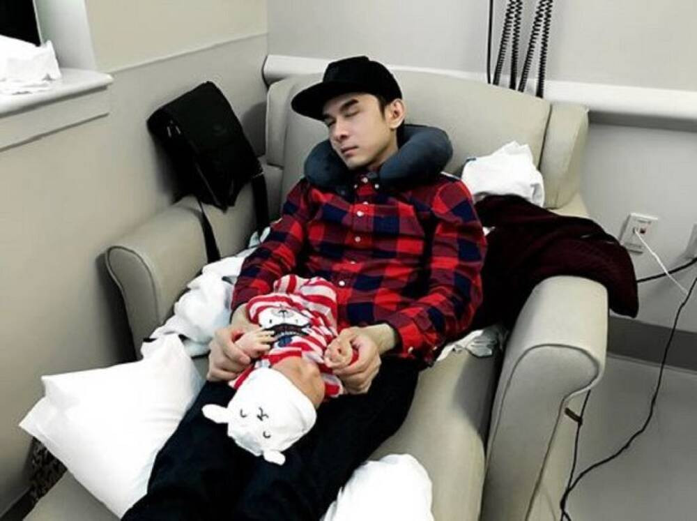 Năm 2017, Đan Trường lần đầu tiên chào đón con trai đầu lòng. Trên trang cá nhân của mình, nam ca sĩ khoe hình ảnh vừa trông con trai vừa ngủ gật khiến người hâm mộ thích thú.