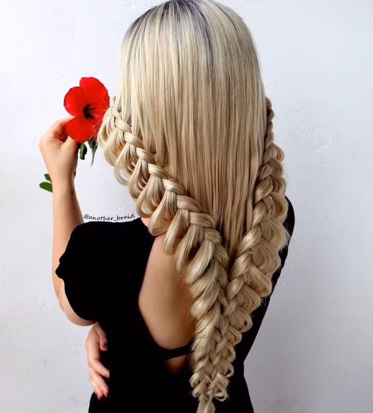 Cô ấy nhận được rất nhiều sự ủng hộ từ những người thân yêu của mình.