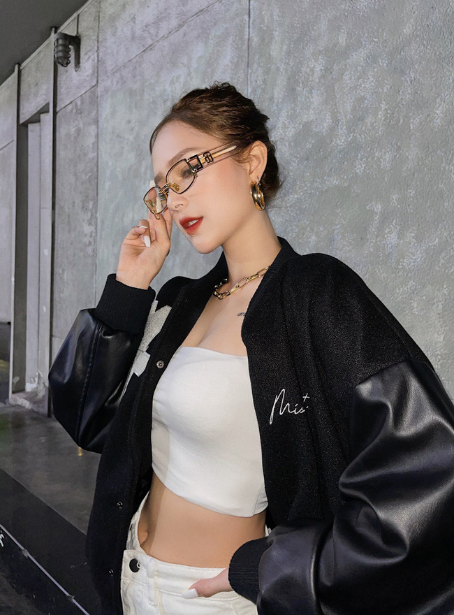 Cô nàng luôn biết cách tận dụng lợi thế cơ thể, khoe trọn đường cong trong những bộ đồ trễ vai, cúp ngực.