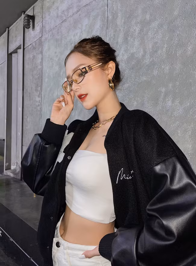 Cô nàng luôn biết cách tận dụng lợi thế cơ thể, khoe trọn đường cong trong những bộ đồ trễ vai, cúp ngực.